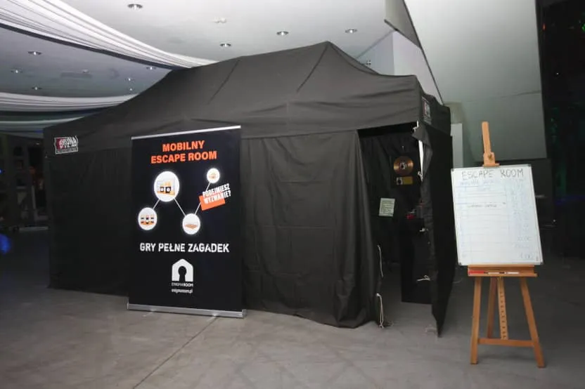 Mobilny escape room w namiocie